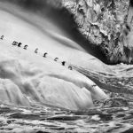 Антарктические пингвины (Pygoscelis antarctica) на айсберге между островом Заводовский и Высокий. Южные Сандвичевы острова. 2009. (c) Себастио Сальгадо / Amazonas images